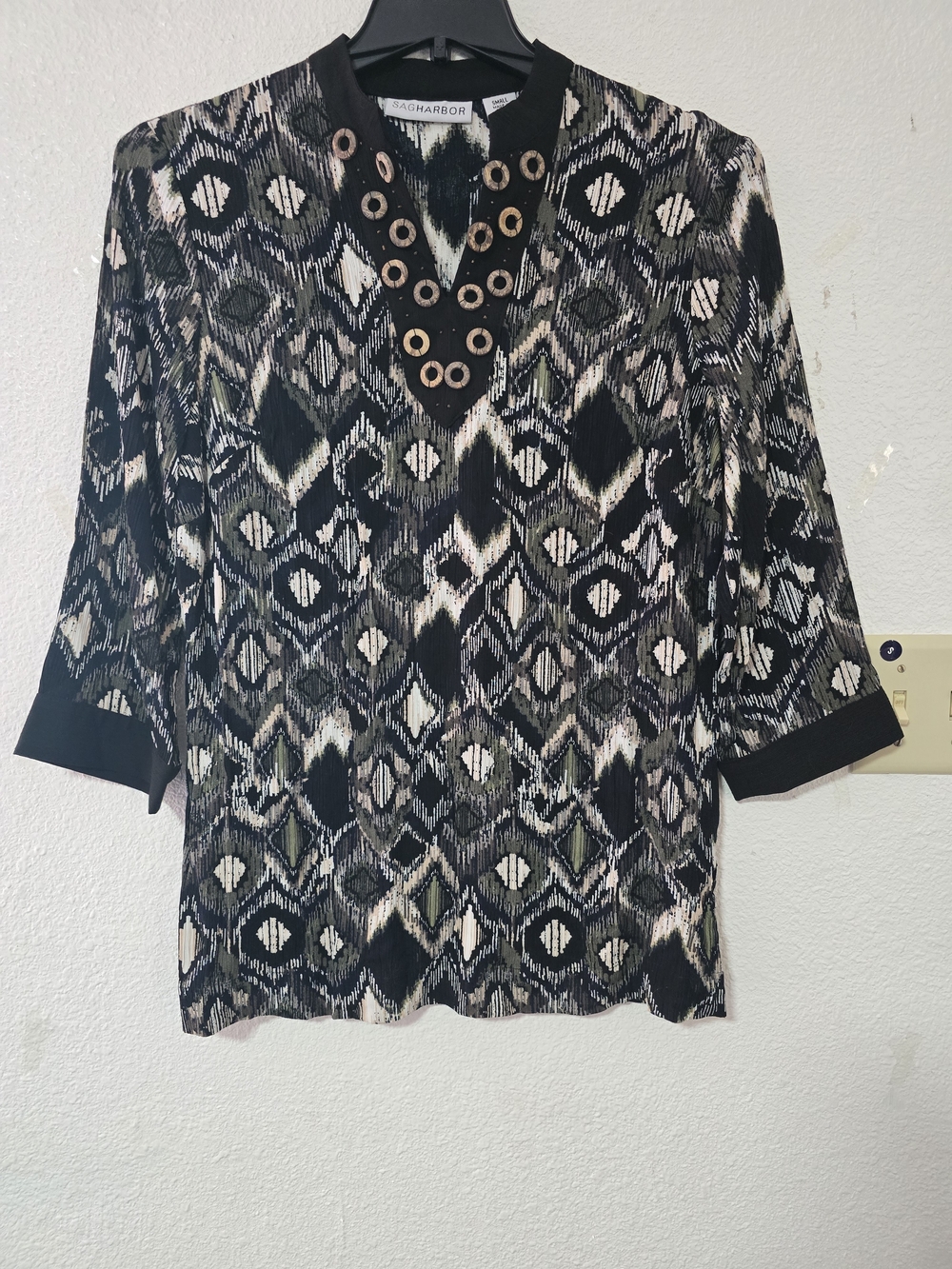 Sag Harbor Black & Cream Geometric Grommet V-Neck Top
